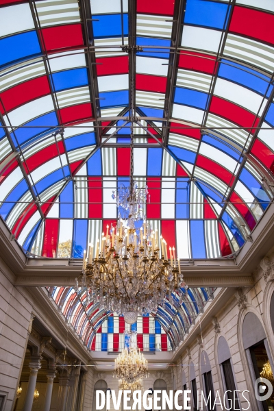 Pavoisé , une oeuvre de Daniel BUREN à l Elysée.