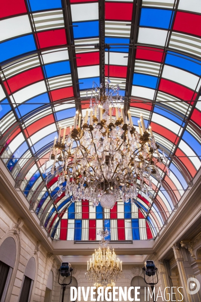 Pavoisé , une oeuvre de Daniel BUREN à l Elysée.