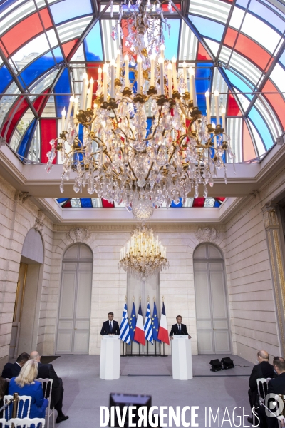 Pavoisé , une oeuvre de Daniel BUREN à l Elysée.