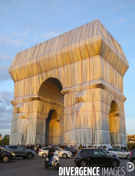 Fin de journee et nuit sur l arc de triomphe  empaquete par christo