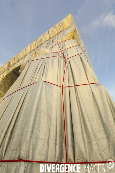 Fin de journee et nuit sur l arc de triomphe  empaquete par christo