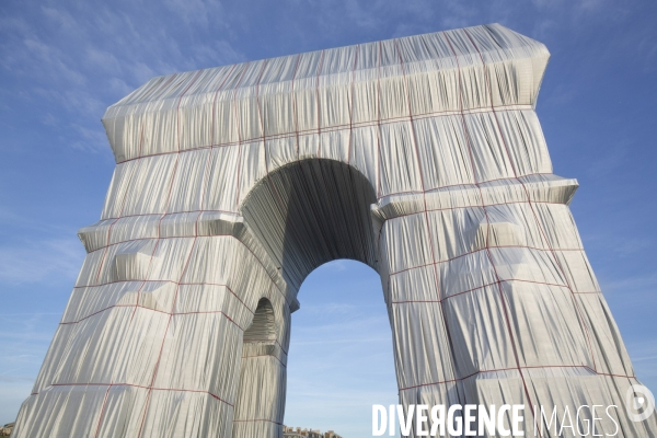 Fin de journee et nuit sur l arc de triomphe  empaquete par christo