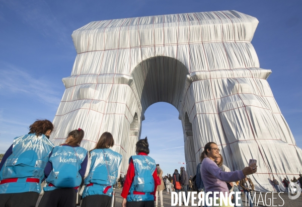 Fin de journee et nuit sur l arc de triomphe  empaquete par christo