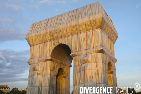 Fin de journee et nuit sur l arc de triomphe  empaquete par christo