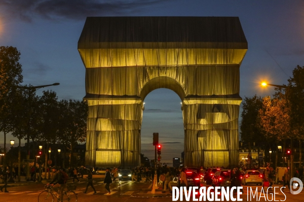 Fin de journee et nuit sur l arc de triomphe  empaquete par christo