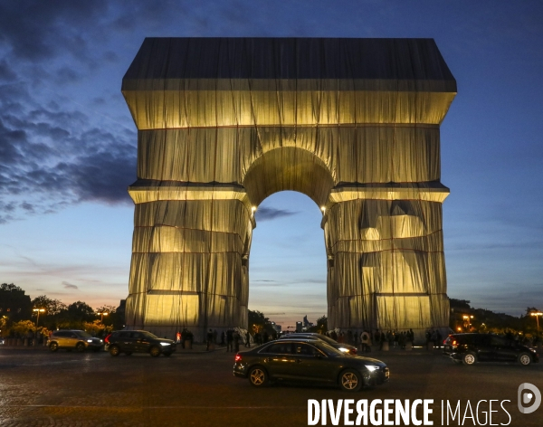 Fin de journee et nuit sur l arc de triomphe  empaquete par christo