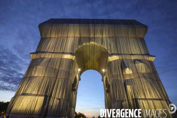 Fin de journee et nuit sur l arc de triomphe  empaquete par christo