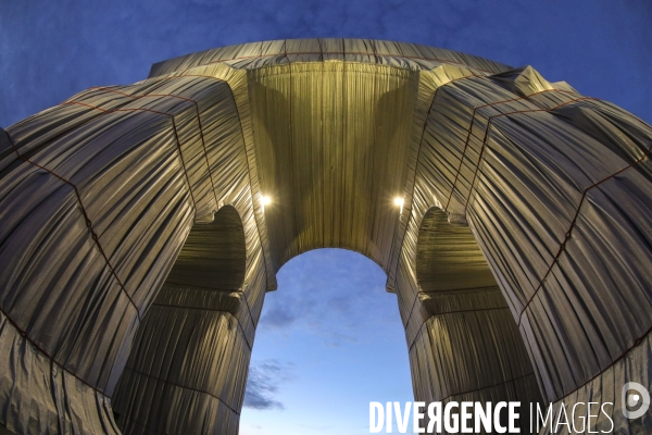 Fin de journee et nuit sur l arc de triomphe  empaquete par christo