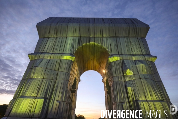 Fin de journee et nuit sur l arc de triomphe  empaquete par christo