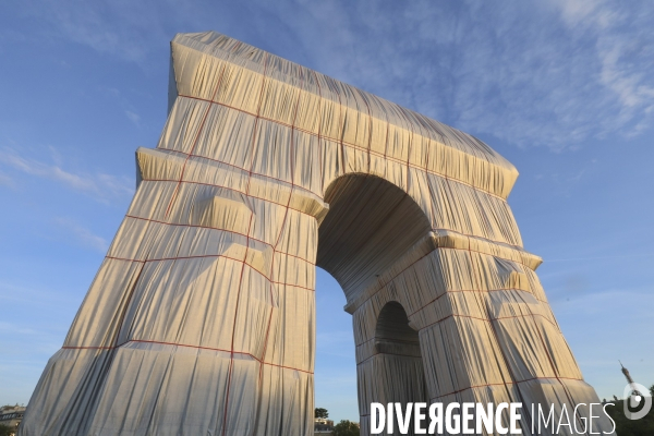 Fin de journee et nuit sur l arc de triomphe  empaquete par christo