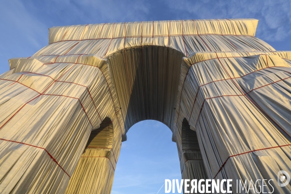 Fin de journee et nuit sur l arc de triomphe  empaquete par christo