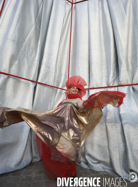 Fin de journee et nuit sur l arc de triomphe  empaquete par christo