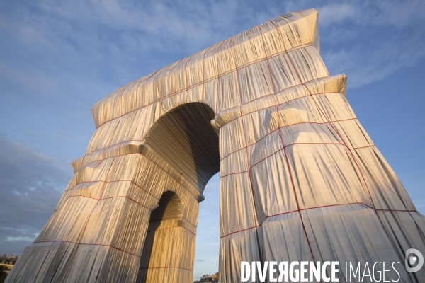 Fin de journee et nuit sur l arc de triomphe  empaquete par christo