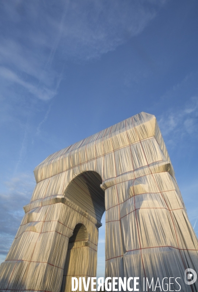 Fin de journee et nuit sur l arc de triomphe  empaquete par christo