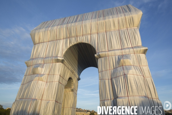 Fin de journee et nuit sur l arc de triomphe  empaquete par christo