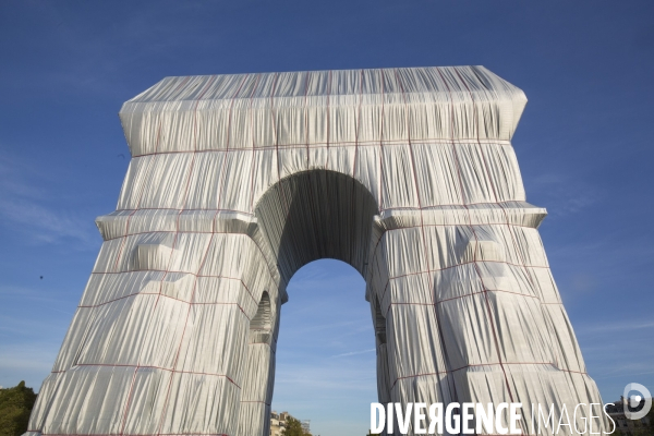 Fin de journee et nuit sur l arc de triomphe  empaquete par christo