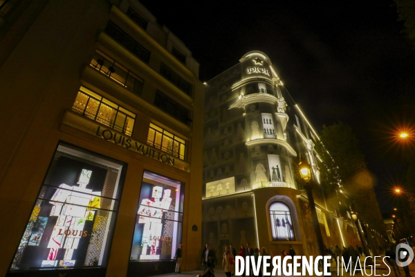 Boutique dior sur les champs elysees de nuit