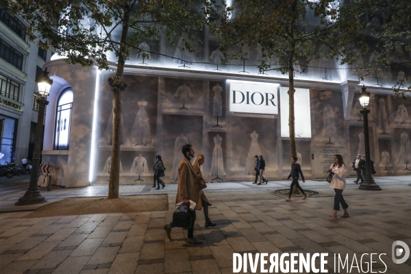 Boutique dior sur les champs elysees de nuit