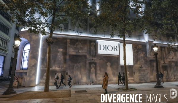 Boutique dior sur les champs elysees de nuit