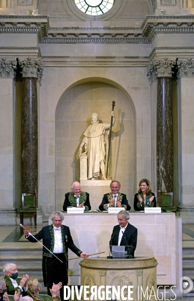 Séance d installation de Bernard Desmoulin à l  Académie des Beaux - Arts