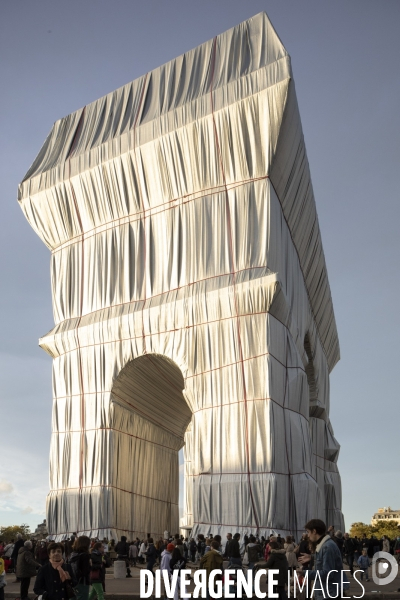 L Arc de Triomphe empaqueté Par CHRISTO