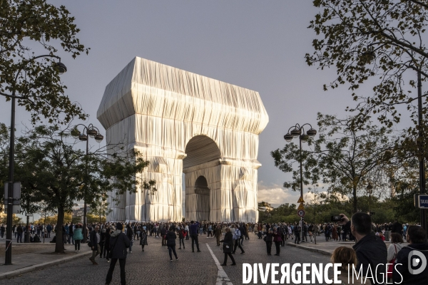 L Arc de Triomphe empaqueté Par CHRISTO