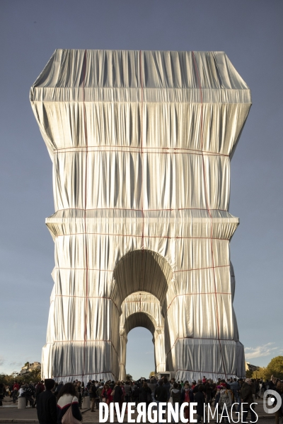 L Arc de Triomphe empaqueté Par CHRISTO