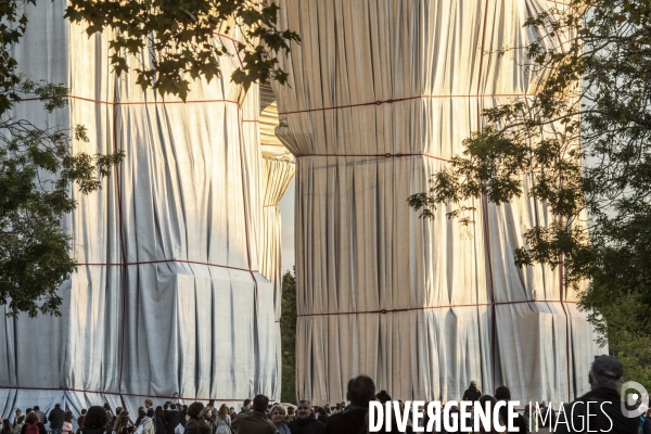 L Arc de Triomphe empaqueté Par CHRISTO