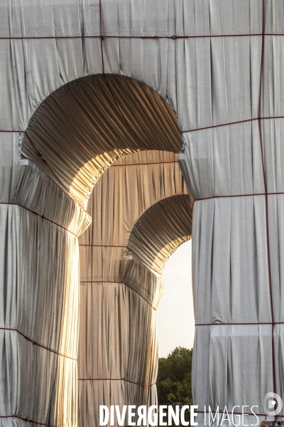 L Arc de Triomphe empaqueté Par CHRISTO