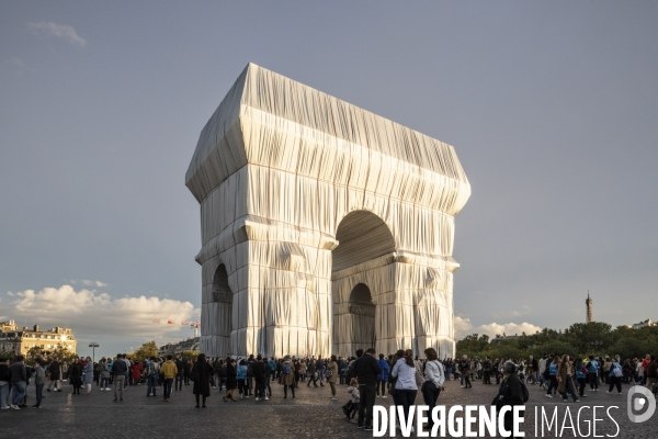 L Arc de Triomphe empaqueté Par CHRISTO