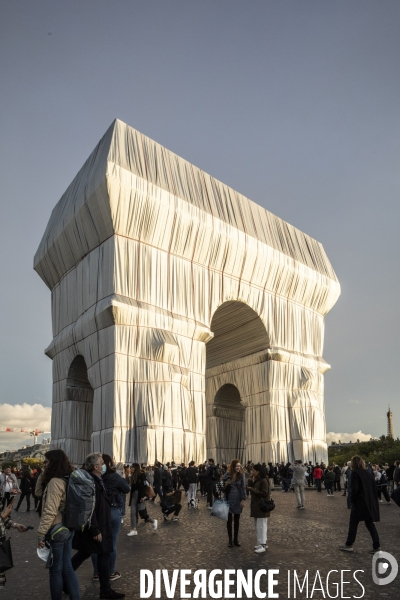 L Arc de Triomphe empaqueté Par CHRISTO