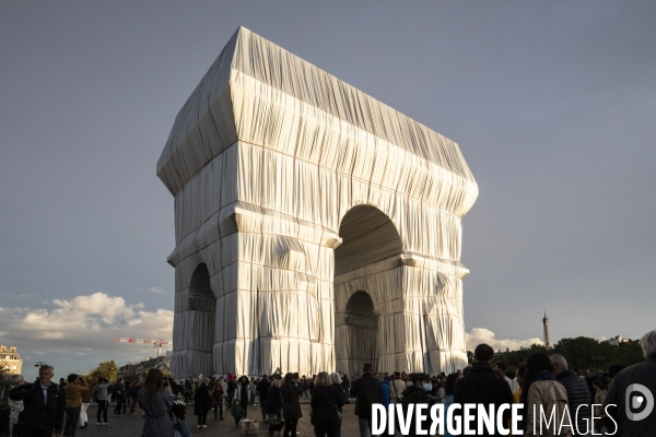 L Arc de Triomphe empaqueté Par CHRISTO