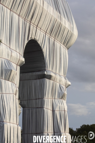 L Arc de Triomphe empaqueté Par CHRISTO