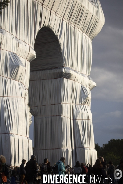 L Arc de Triomphe empaqueté Par CHRISTO