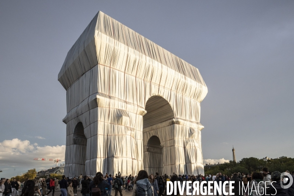 L Arc de Triomphe empaqueté Par CHRISTO