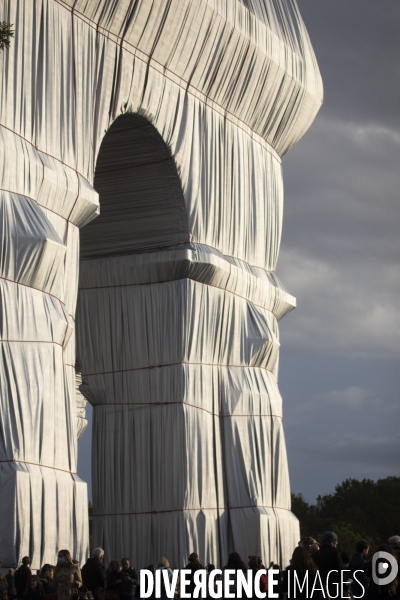 L Arc de Triomphe empaqueté Par CHRISTO