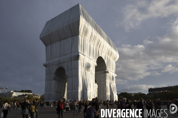 L Arc de Triomphe empaqueté Par CHRISTO