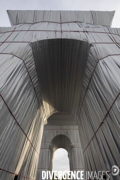 L Arc de Triomphe empaqueté Par CHRISTO