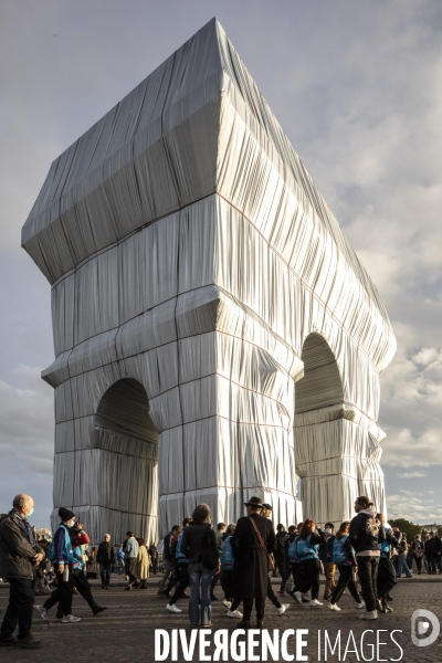 L Arc de Triomphe empaqueté Par CHRISTO