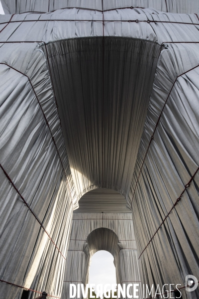 L Arc de Triomphe empaqueté Par CHRISTO