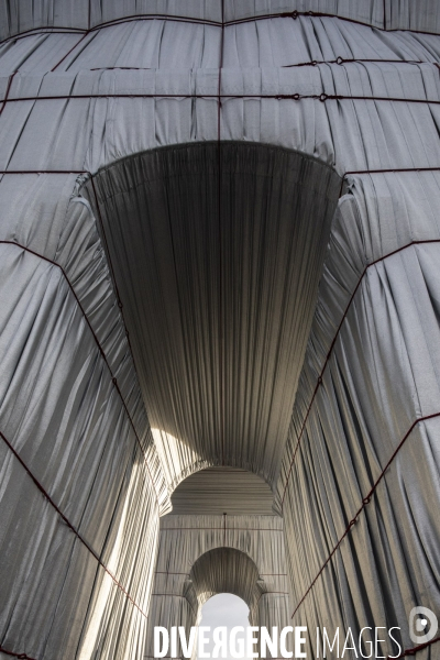 L Arc de Triomphe empaqueté Par CHRISTO