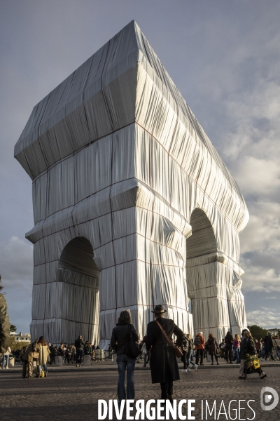 L Arc de Triomphe empaqueté Par CHRISTO