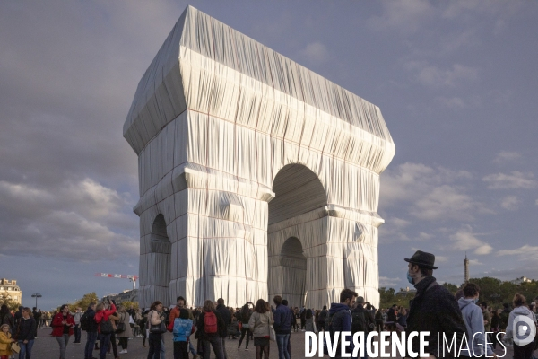 L Arc de Triomphe empaqueté Par CHRISTO