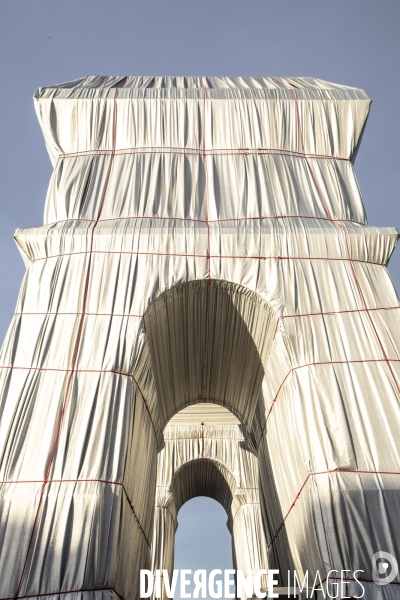 L Arc de Triomphe empaqueté Par CHRISTO