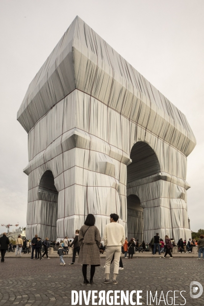 L Arc de Triomphe empaqueté Par CHRISTO