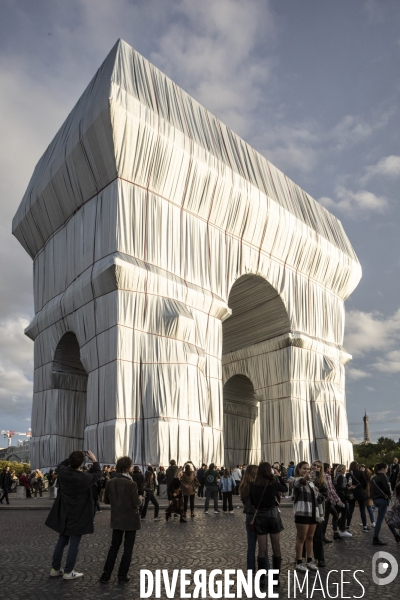 L Arc de Triomphe empaqueté Par CHRISTO