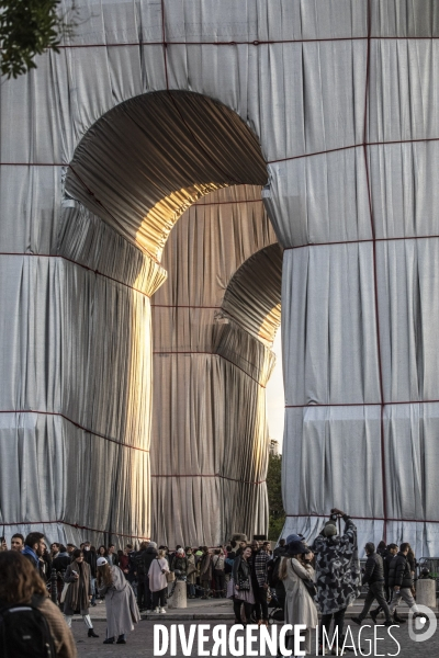 L Arc de Triomphe empaqueté Par CHRISTO