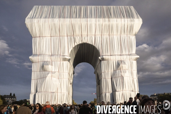 L Arc de Triomphe empaqueté Par CHRISTO