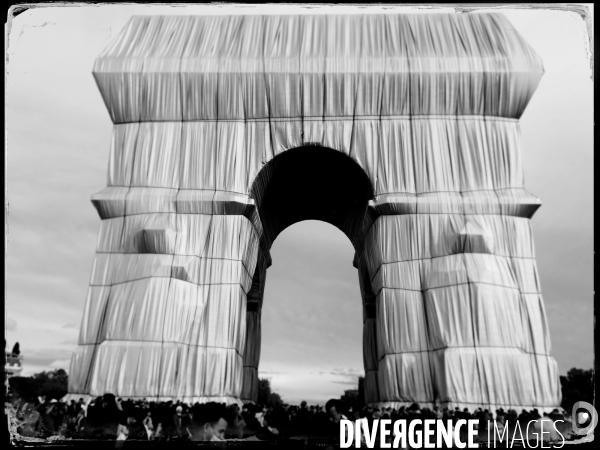 L Arc de Triomphe empaqueté par Christo