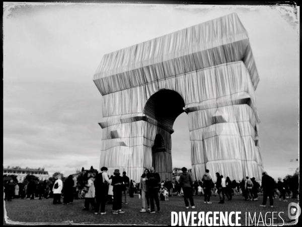 L Arc de Triomphe empaqueté par Christo